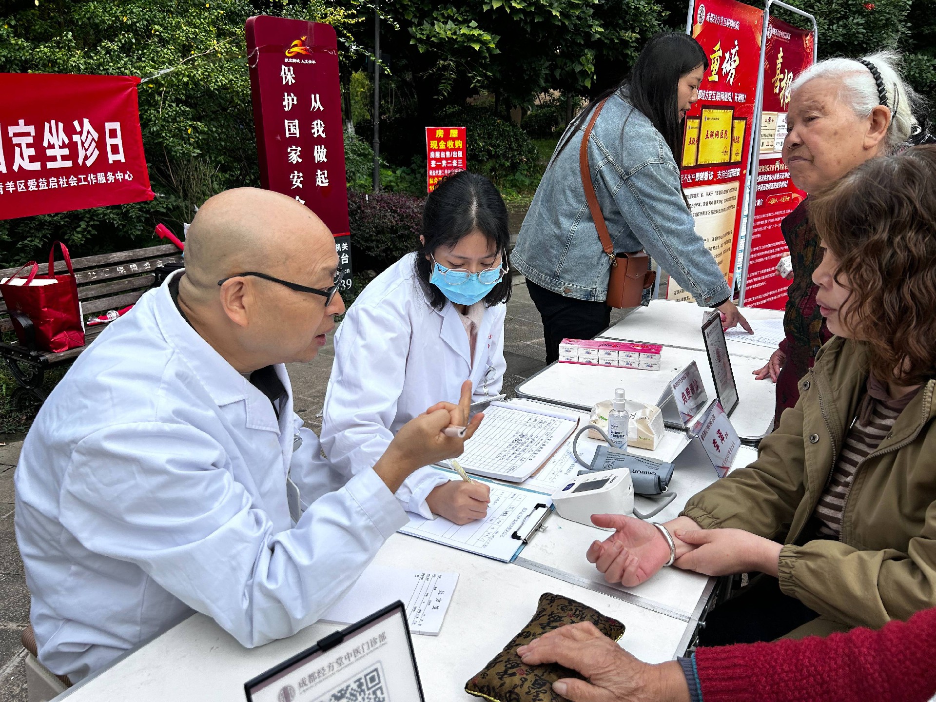 李泽医师把脉问诊